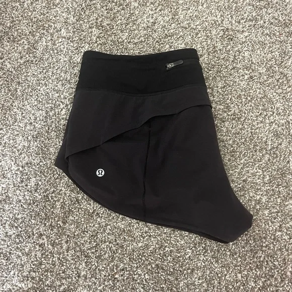 *SOLD* Lululemon Black Speed Up Shorts 2.5” Size 8 - Picture 1 of 4